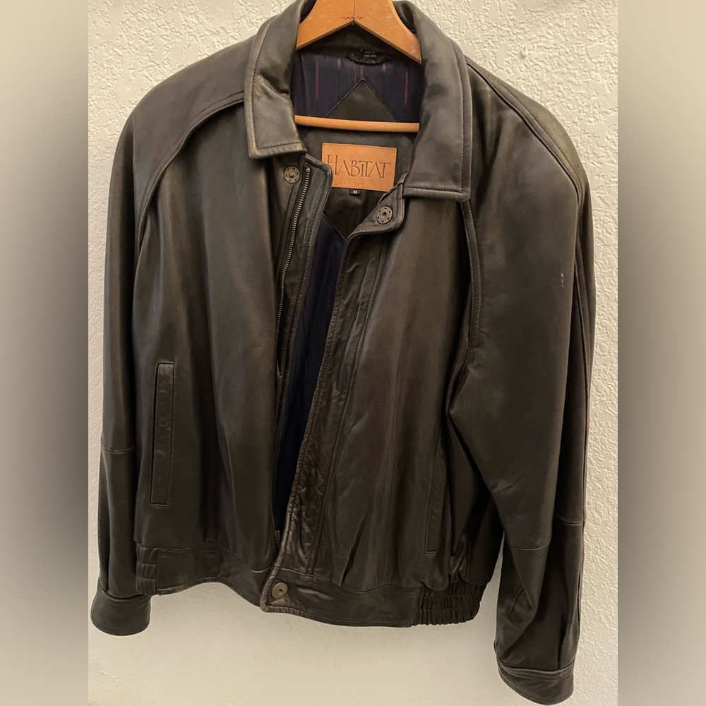 Men’s leather jacket. Fully lined. Two pockets outside, one pocket inside.